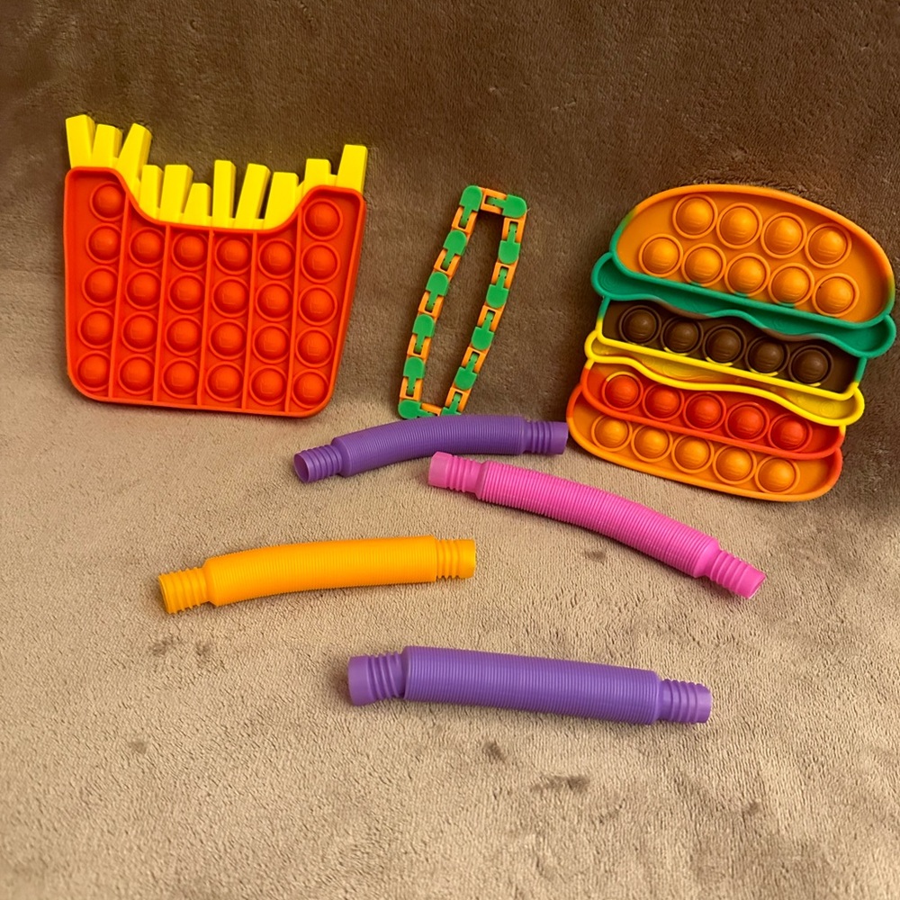 This pack comes with two pop it’s, one track chain and 4 pop tubes